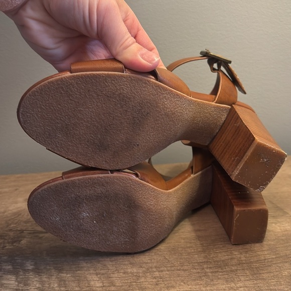 Crown Vintage Tan High Heel Sandals Size 6.5M - Picture 11 of 11